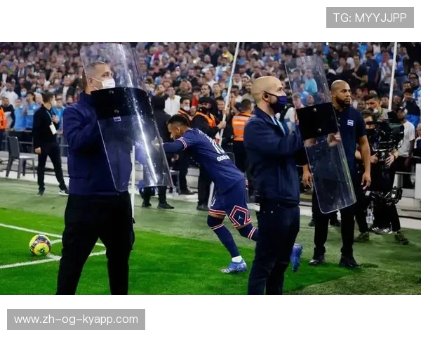 主队球场照明突发熄灭，比赛被迫中断